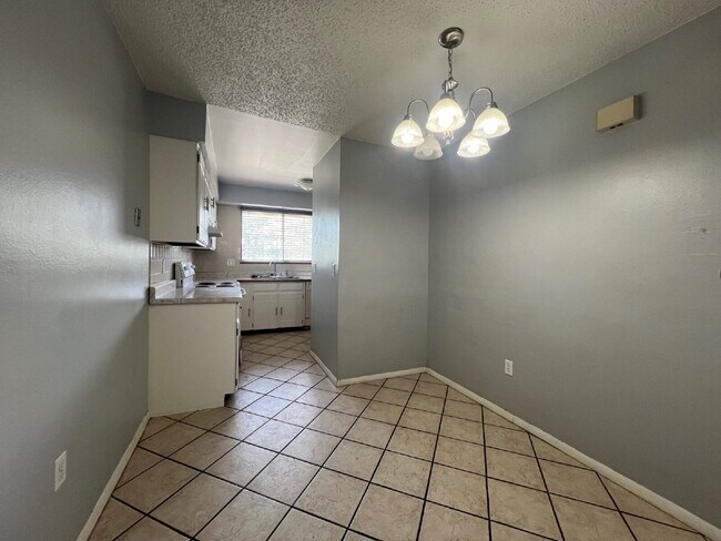 Building Photo - 2567 Rainbow Dr