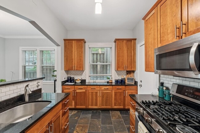 Building Photo - 813 Kenwood Pkwy