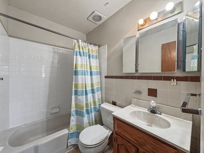 Building Photo - 2235 Clarkson Dr