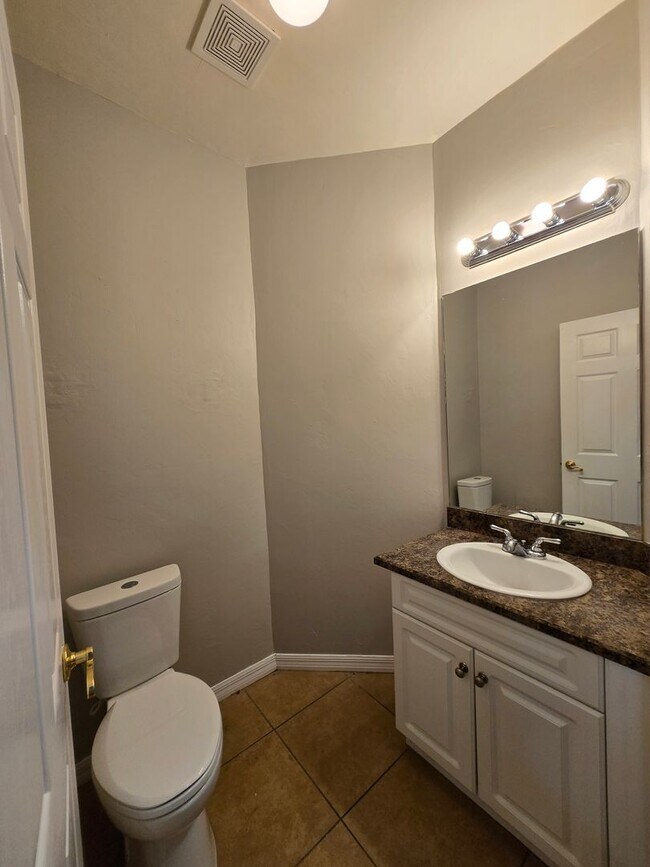 Building Photo - 2 Bed / 2.5 Bath Townhome with Upstairs Office/Sitting Area – Eagle Trace