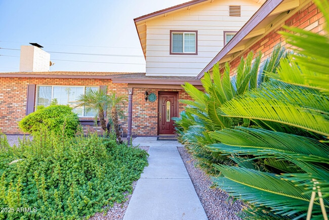 Building Photo - 2547 W Naranja Ave