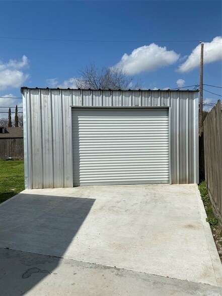 Building Photo - 15513 Vonnet St