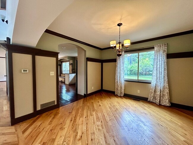 Building Photo - Beautiful 5 Bedroom Home with Large Private Yard