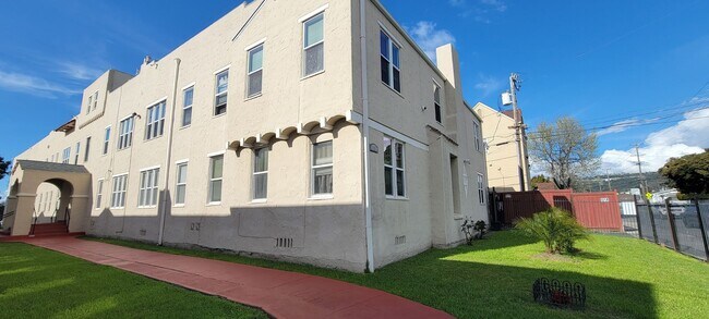 Building Photo - Newly Remodeled 3 Room Studio Apartment