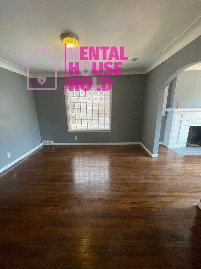 Building Photo - 3 BEDROOM 2 BATH BUNGALOW FREE PRE-SCREEN