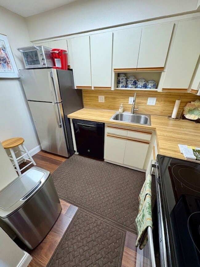 Building Photo - Historic Downtown Fully Furnished 2 Bedroom Condo