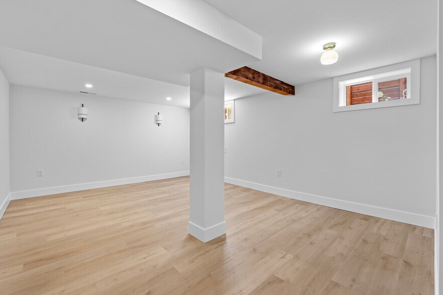 Building Photo - 5263 NE 32nd Pl