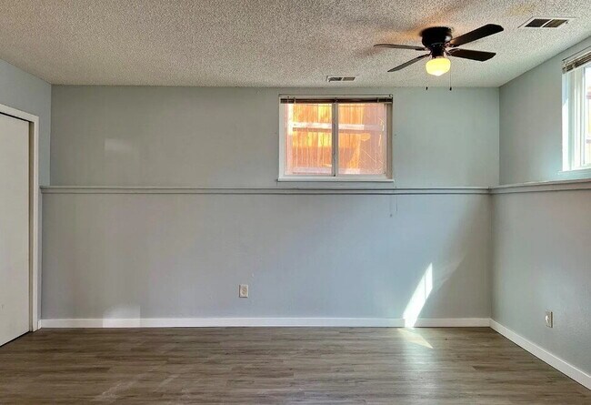 Building Photo - Beautiful 2-Bedroom Gem with Spacious Layout in Denver's Heart – 950 Sq Ft of Comfort!