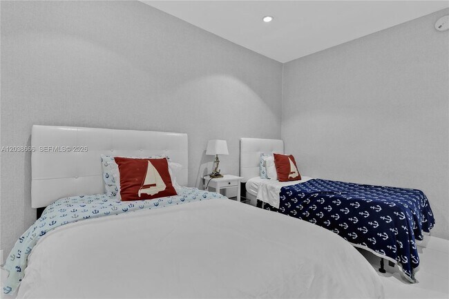 Building Photo - 251 Crandon Blvd