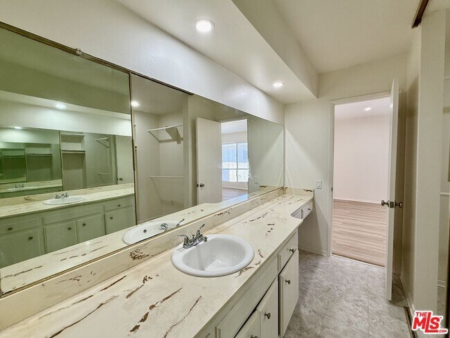 Building Photo - 5320 Zelzah Ave