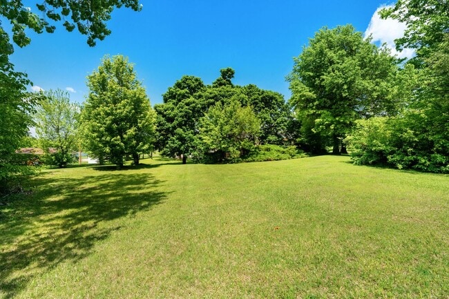 Building Photo - Large Home on Almost 2 Acres!