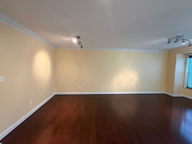 Building Photo - ACT FAST! 4 Bedroom Townhome in Desirable Gateway Overlook Community!