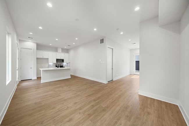 Building Photo - 833 Dorchester St