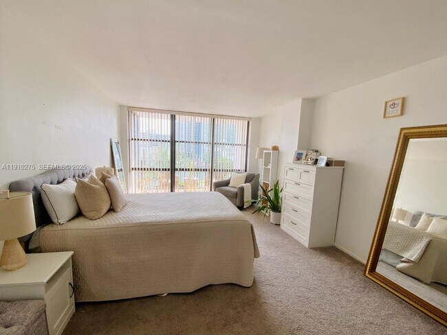 Building Photo - 800 Parkview Dr