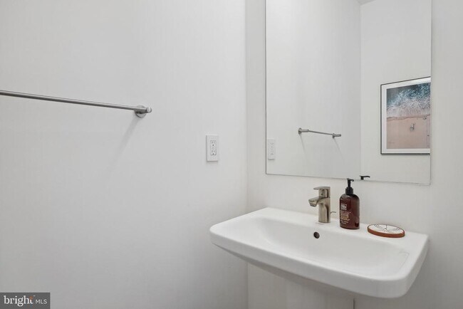 Building Photo - 1539 6th St NW