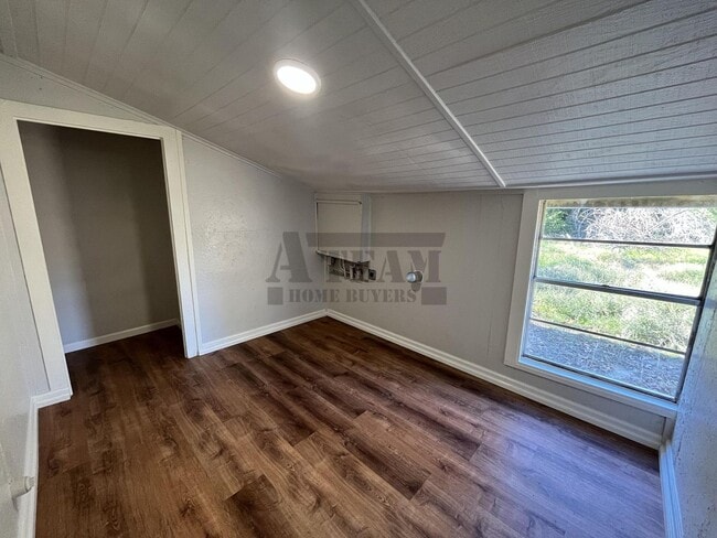 Building Photo - Beautiful Remodeled 3 Bed 2 Bath