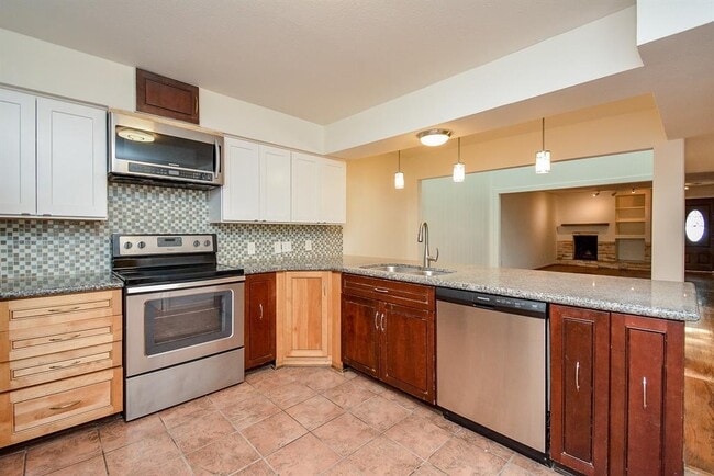 Building Photo - 917 S Ripple Creek Dr