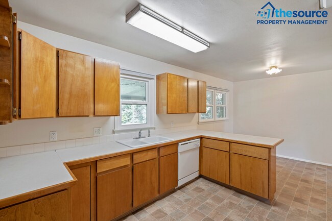 Building Photo - Students Welcome! 3 Bedroom Ranch with Big Back Yard