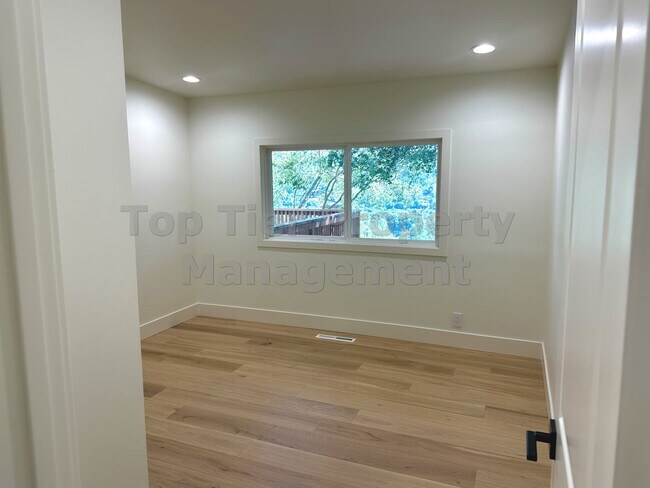 Building Photo - Beautifully Remodeled 4 Bedroom / 3 Bath /...