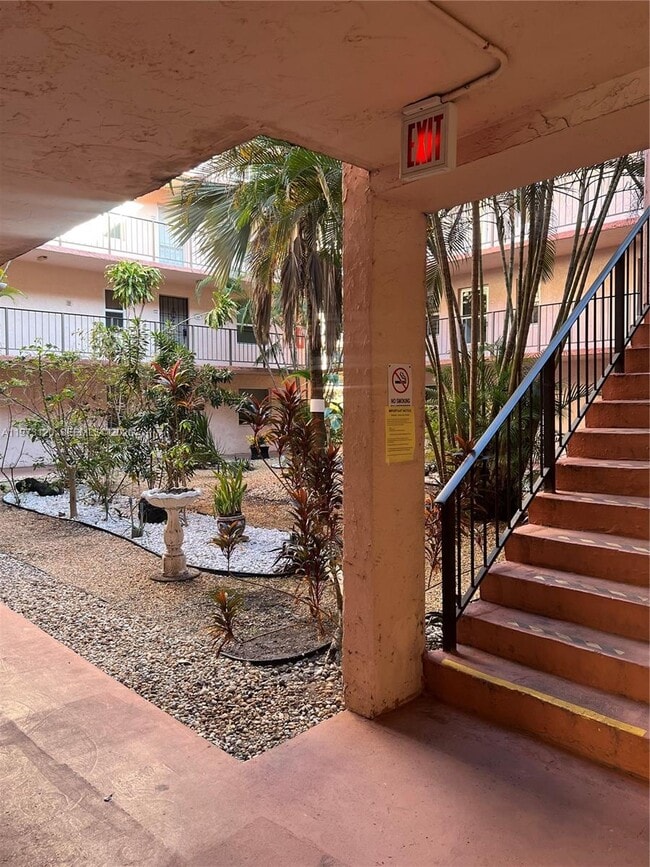 Building Photo - 2851 Somerset Dr