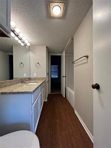 Building Photo - 7425 Kingswood Dr