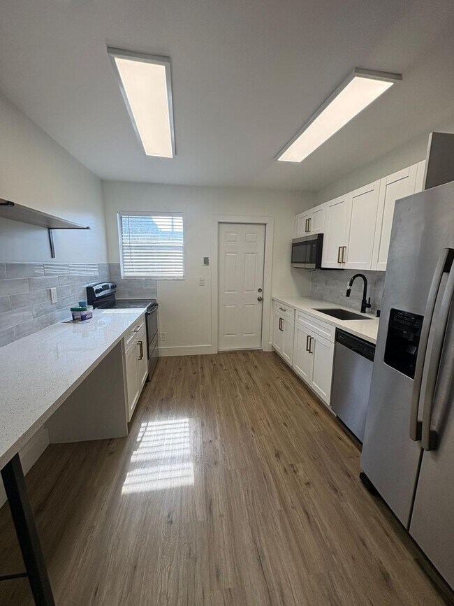 Building Photo - Special Pricing! Beautifully Updated 2-Bedroom Home in Prime Location!