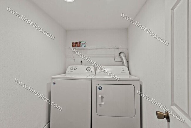 Building Photo - Pet FRIENDLY 4 bedroom 2 bathroom home loc...