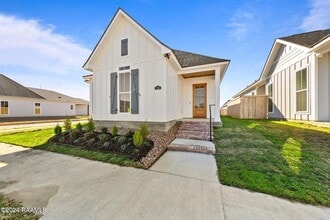 Building Photo - 128 Oak Village Dr