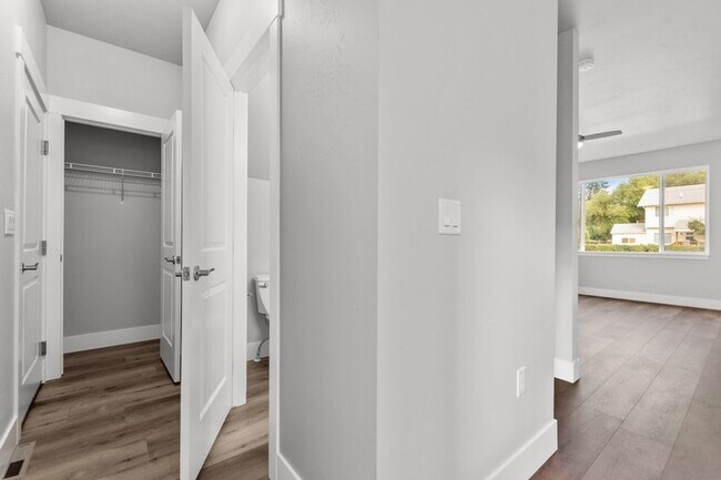 Building Photo - 3 bedroom, 2.5 bath townhome, minutes from...