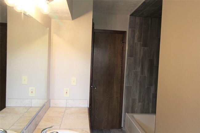 Building Photo - 225 Skylark Ct