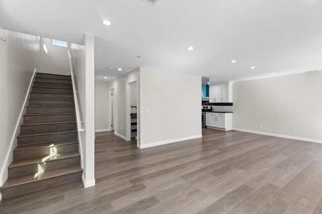 Building Photo - 3 Bedroom & 2.5 Bathroom Townhome with 2 Car Garage & Laundry