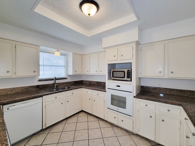 Building Photo - 2710 Quail Creek Dr