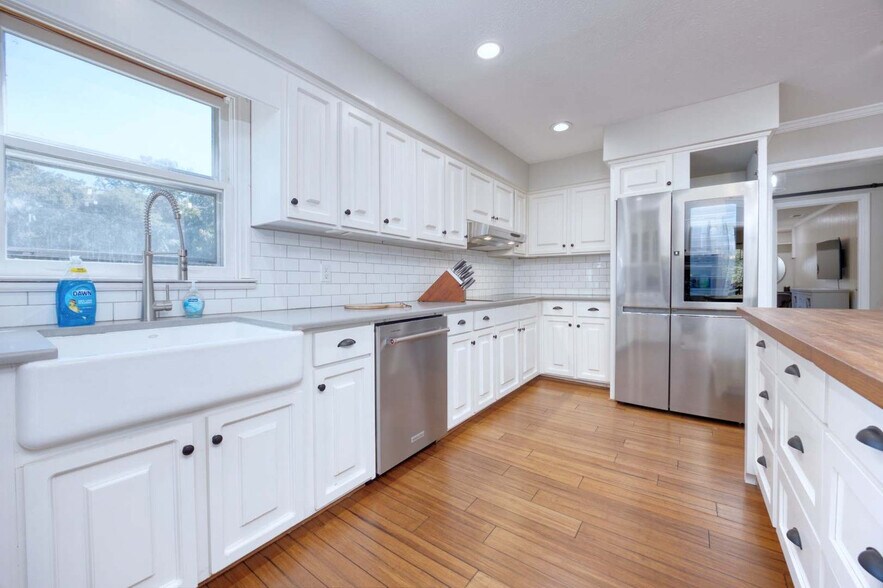 Building Photo - 6280 Charing Dr
