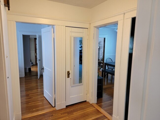 Building Photo - 49 Leslie Rd