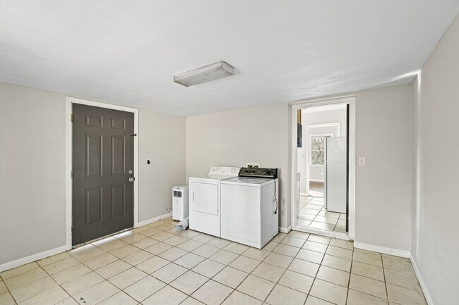 Building Photo - 1850 Hillsdale Dr