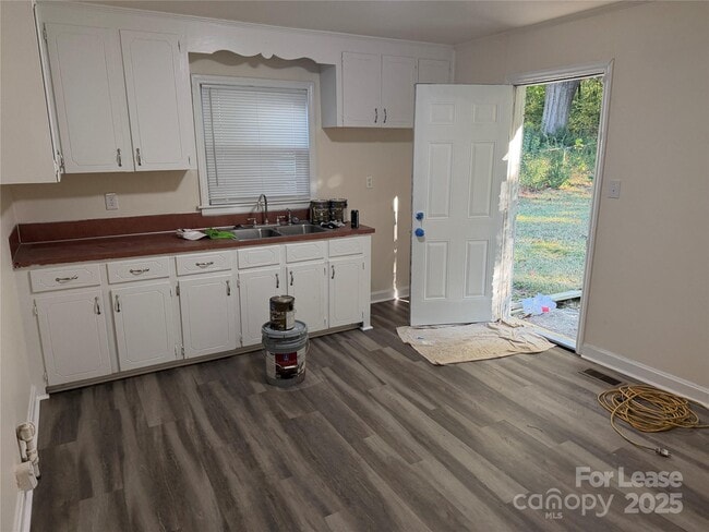 Building Photo - 4132 Blenhein Rd