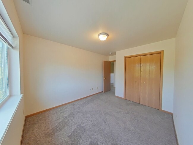 Building Photo - Townhouse-style End unit 3BD, 1.5 BA with attached garage