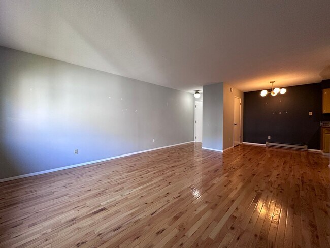 Building Photo - Modern Vintage Vibe