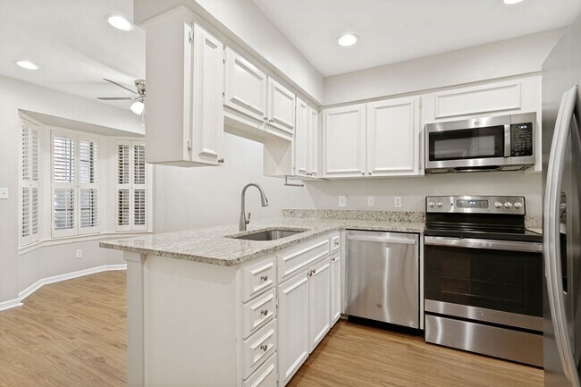 Building Photo - GROUND-FLOOR 2-BEDROOM ALAMO HEIGHTS CONDOMINIUM