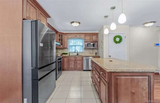 Building Photo - 45 21 Iris Ln