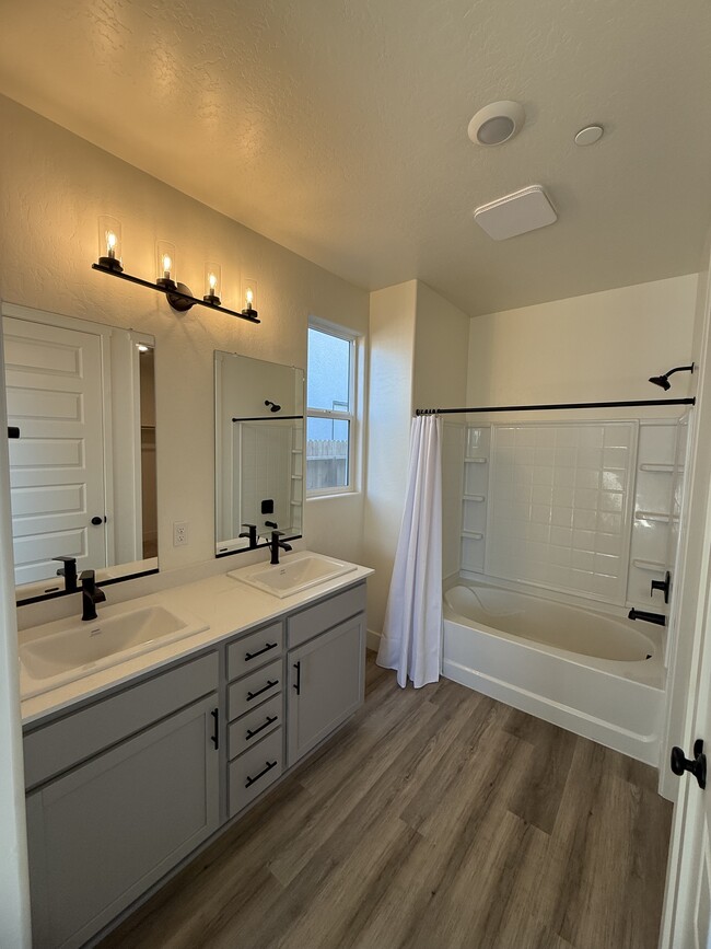 Building Photo - 402 Broadstone Ct