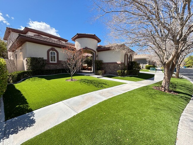 Building Photo - Gorgeous 4bed/4.5 bath home in Queensridge!