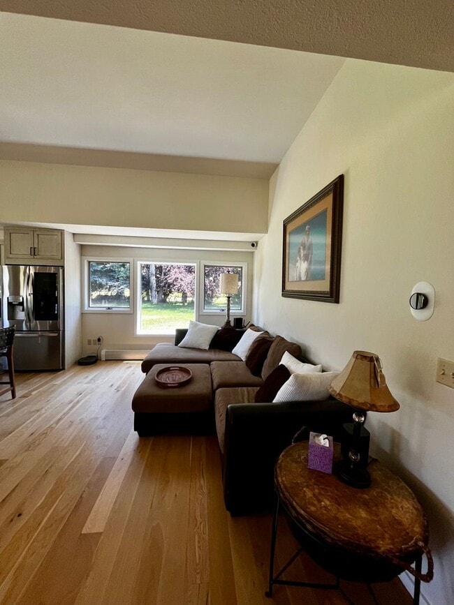 Building Photo - Executive Rental on Riverside Country Club...
