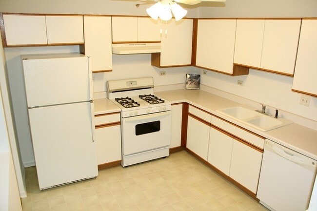 Building Photo - 5S530 Paxton Dr