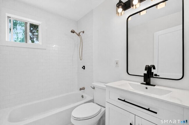 Building Photo - 11 Stratfield Pl