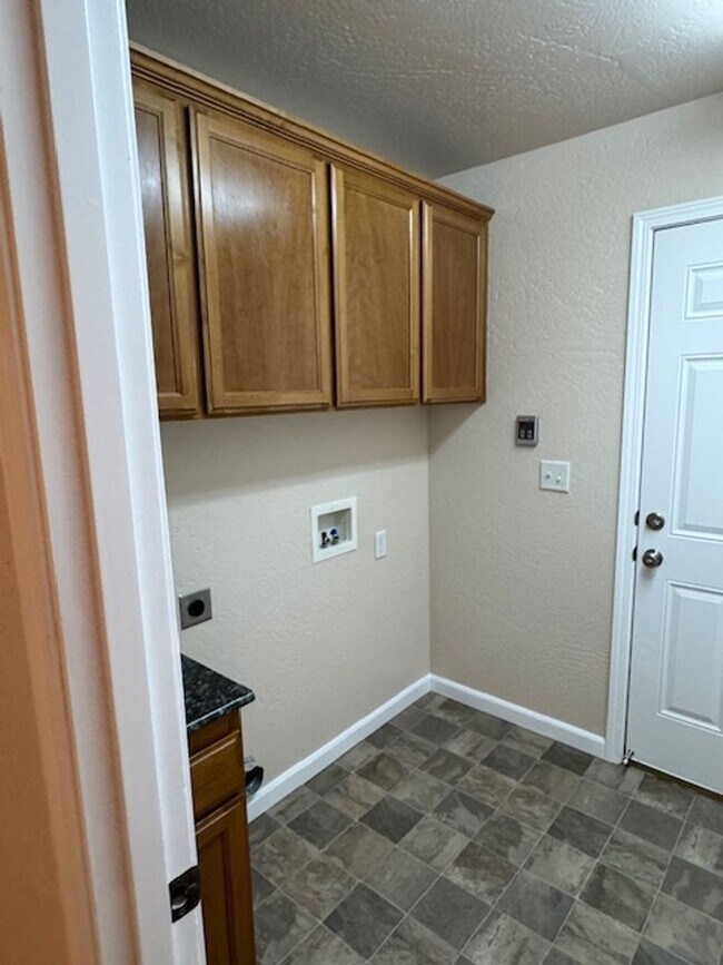 Building Photo - SINGLE LEVEL HOME IN CP/ ON QUIET CULDESAC