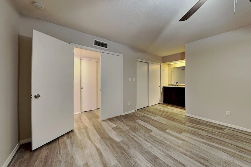 Building Photo - 4841 W Vogel Ave