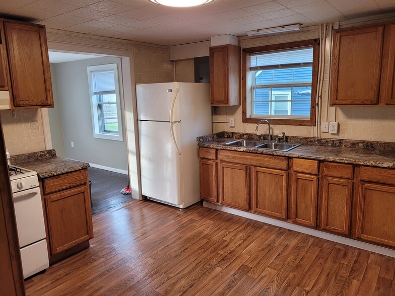 Kitchen leading into the living room - 1132 N Trimble Rd