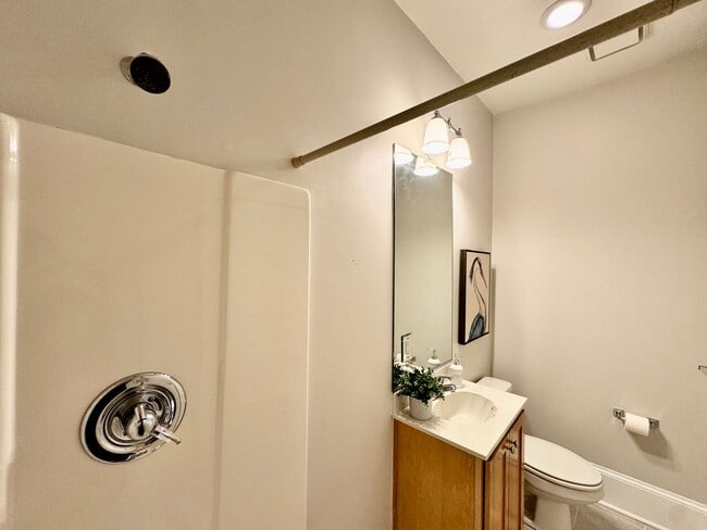 Building Photo - Amazing Garden-Style Condo Available NOW! ...
