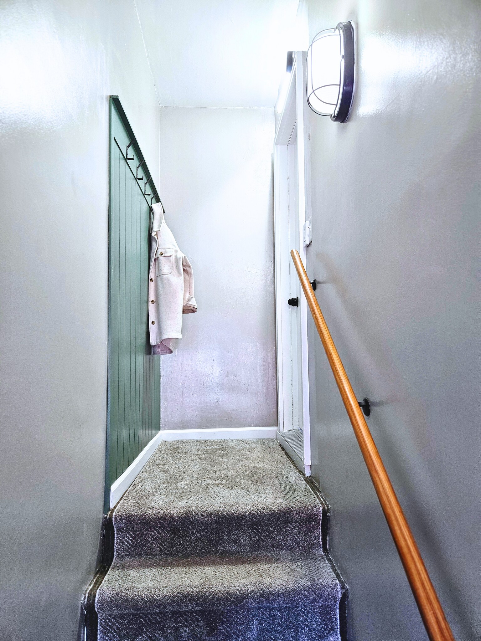 Entryway - 358 Baker St W